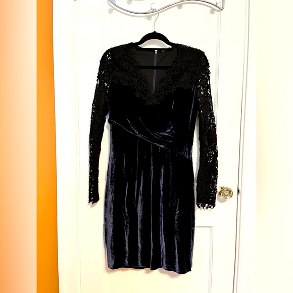 Elie Tahari Dark Navy Velvet Dress with Lacy Sleeves. Size 6 - Picture 1 of 7